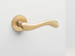 Латунная ручка на розетке