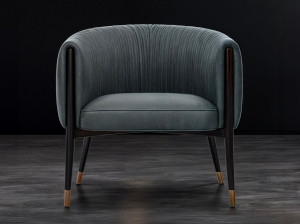 Кожаное кресло с подлокотниками