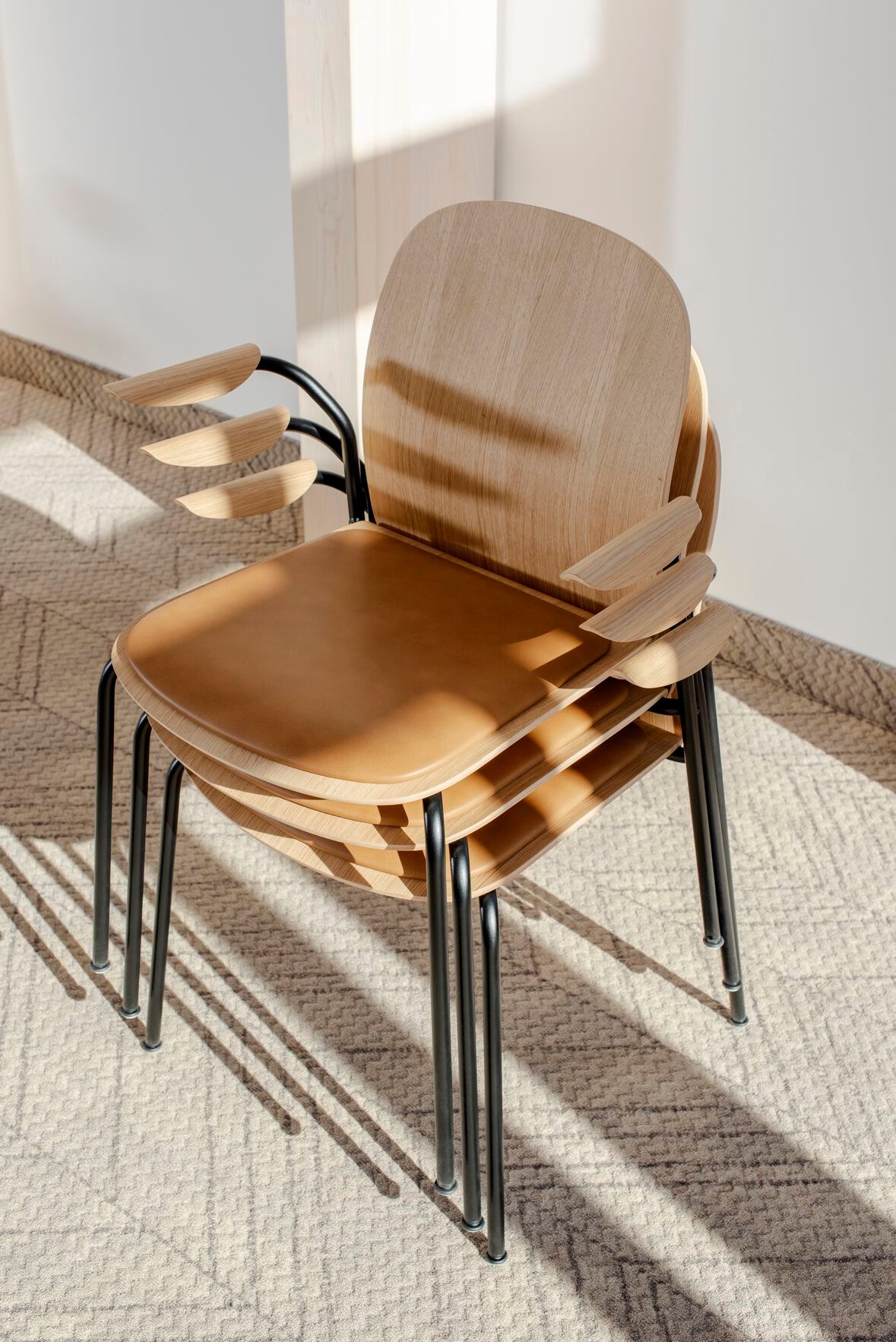 Штабелируемый стул из грецкого ореха с мягким сиденьем Gazzda Book ARCH-00092588 - Вид №13