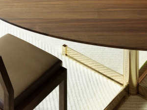 Круглый обеденный стол