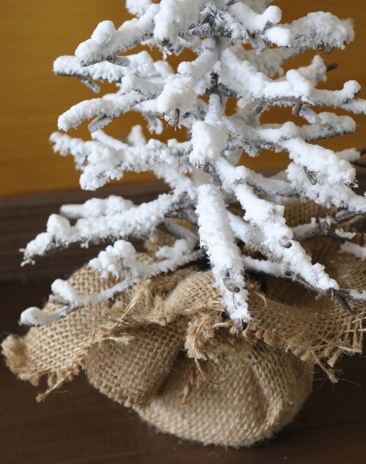 1130 670 a3 Елка искусственная "снег" в джутовом мешочке, 46 см, коричнево-белая H-andreas 