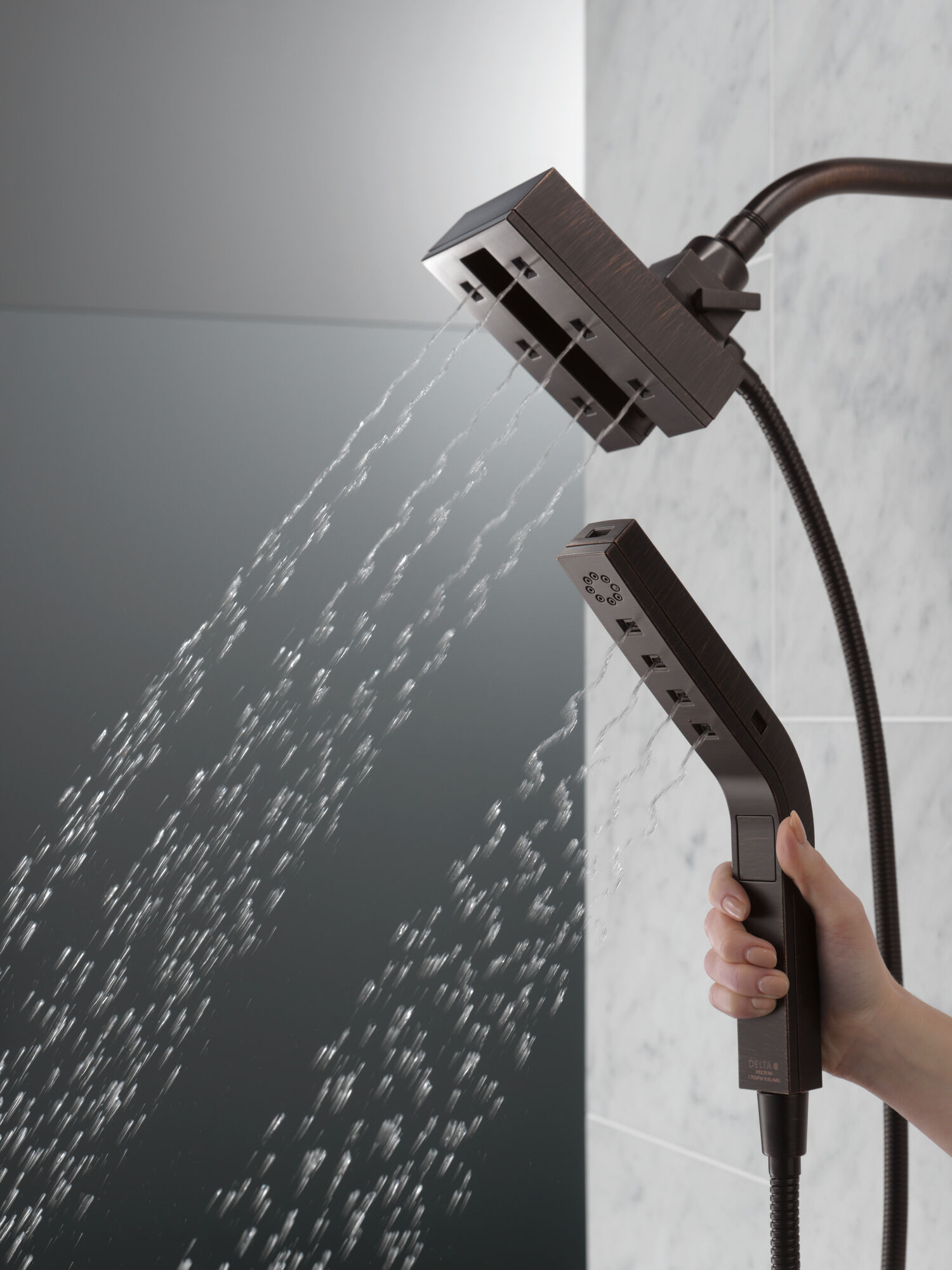 58473-RB H2Okinetic® In2ition® Душ два в одном с 4 настройками Delta Faucet Universal Showering Венецианская бронза  - Вид №4