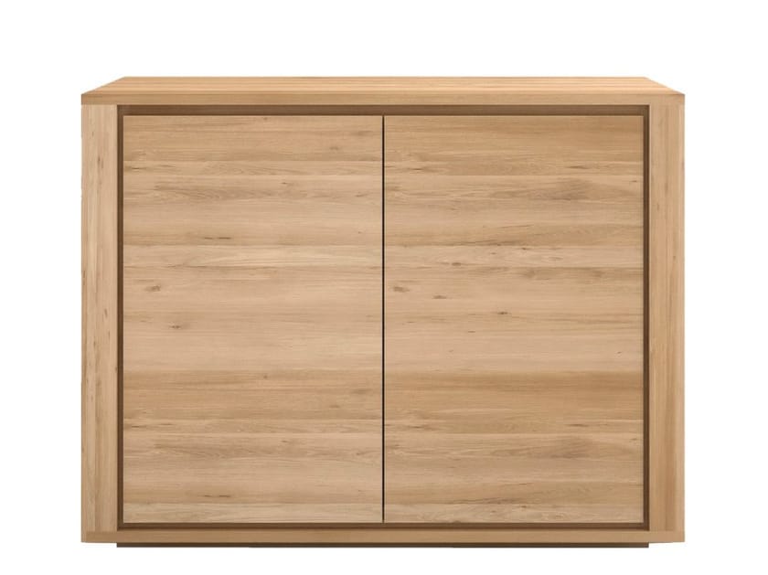 Шкаф из массива дерева с распашными дверями Ethnicraft Shadow ARCH-00146395