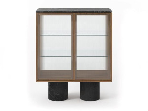 Деревянный и стеклянный шкаф с распашными дверцами