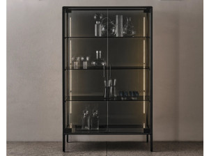 Витрина из алюминия и стекла со встроенным освещением