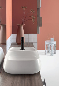 Деревянный одиночный умывальник с зеркалом