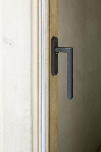 Dauby Железная оконная ручка в классическом стиле на пластине Pure® 7686 - Вид №1