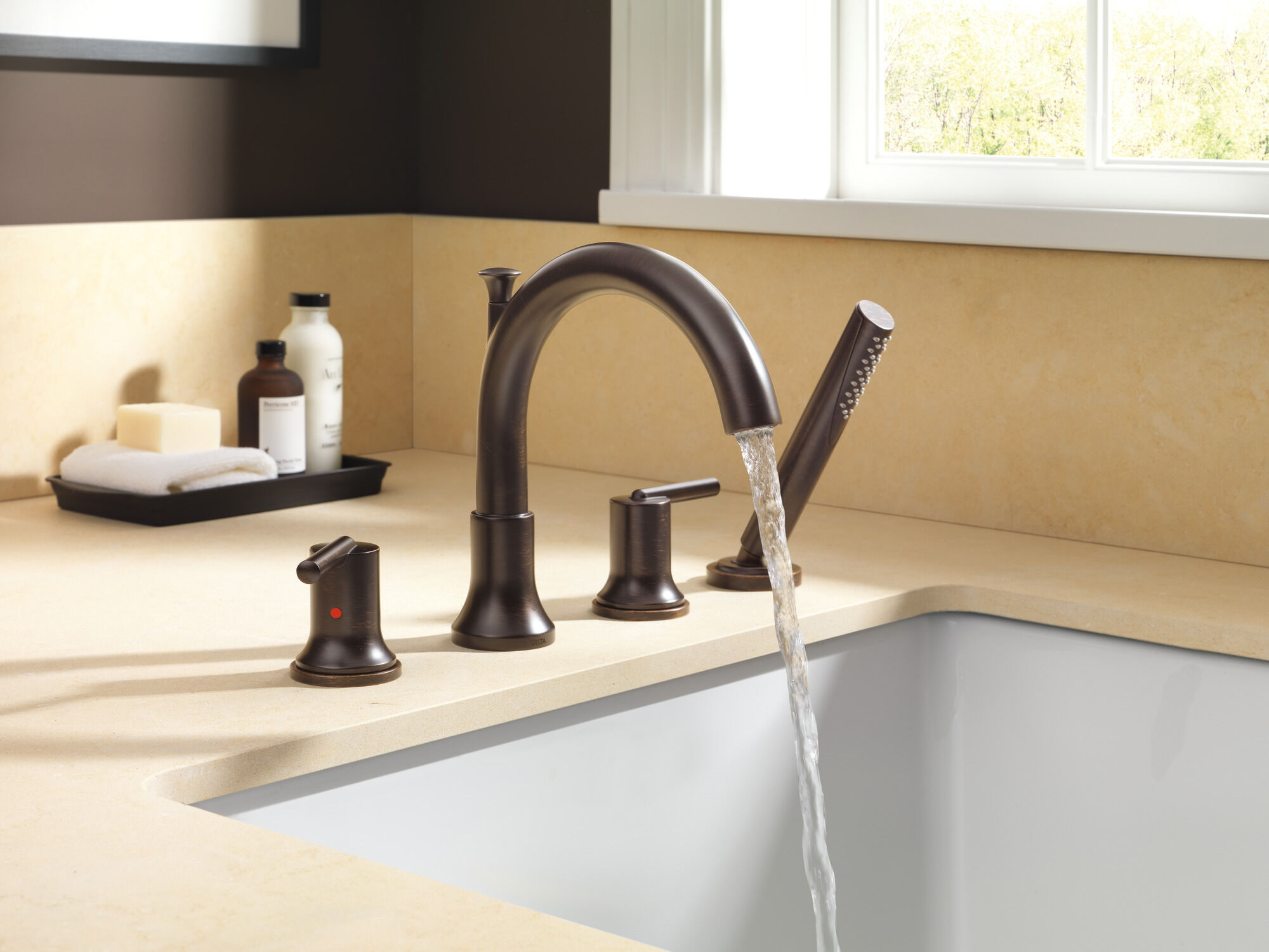 T4759-RB Римская ванна с ручным душем Delta Faucet Trinsic Венецианская бронза  - Вид №3