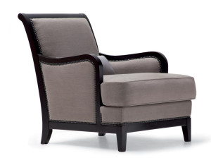 Тканевое кресло с подлокотниками