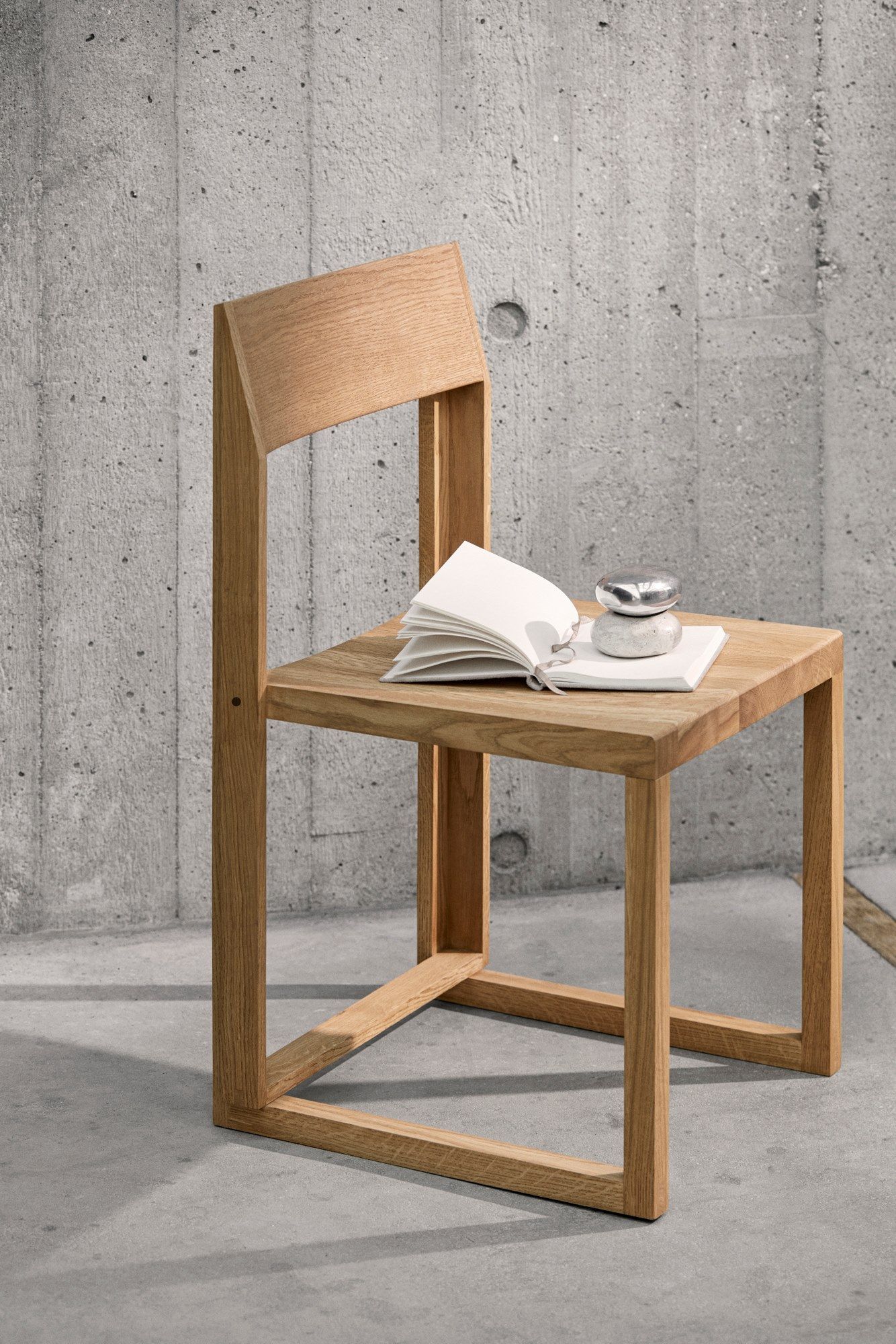 Дубовый стул с открытой спинкой Kristina Dam Studio Outline ARCH-00053626 - Вид №3