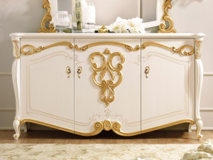 Деревянный шкаф с распашными дверцами