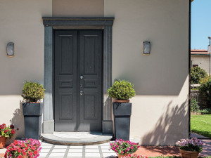 Бронированная входная дверь с открытыми петлями