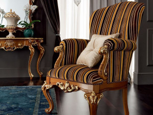 Тканевое кресло с подлокотниками