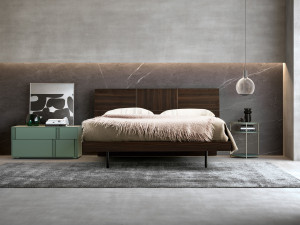 Деревянная двуспальная кровать