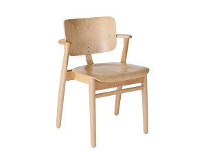 Деревянный стул с подлокотниками