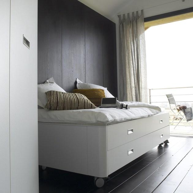 Ligne Roset Кровать-контейнер деревянная одинарная на колесах Travel studio 001pah30-001pal10 - Вид №1