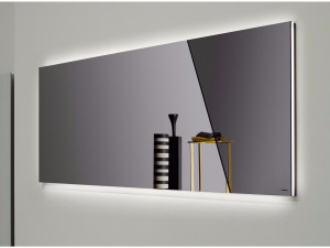 Настенное зеркало со встроенным освещением для ванной комнаты