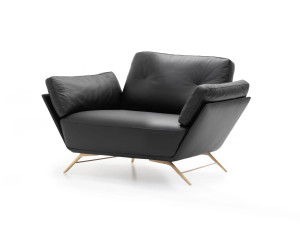 Кожаное кресло с подлокотниками