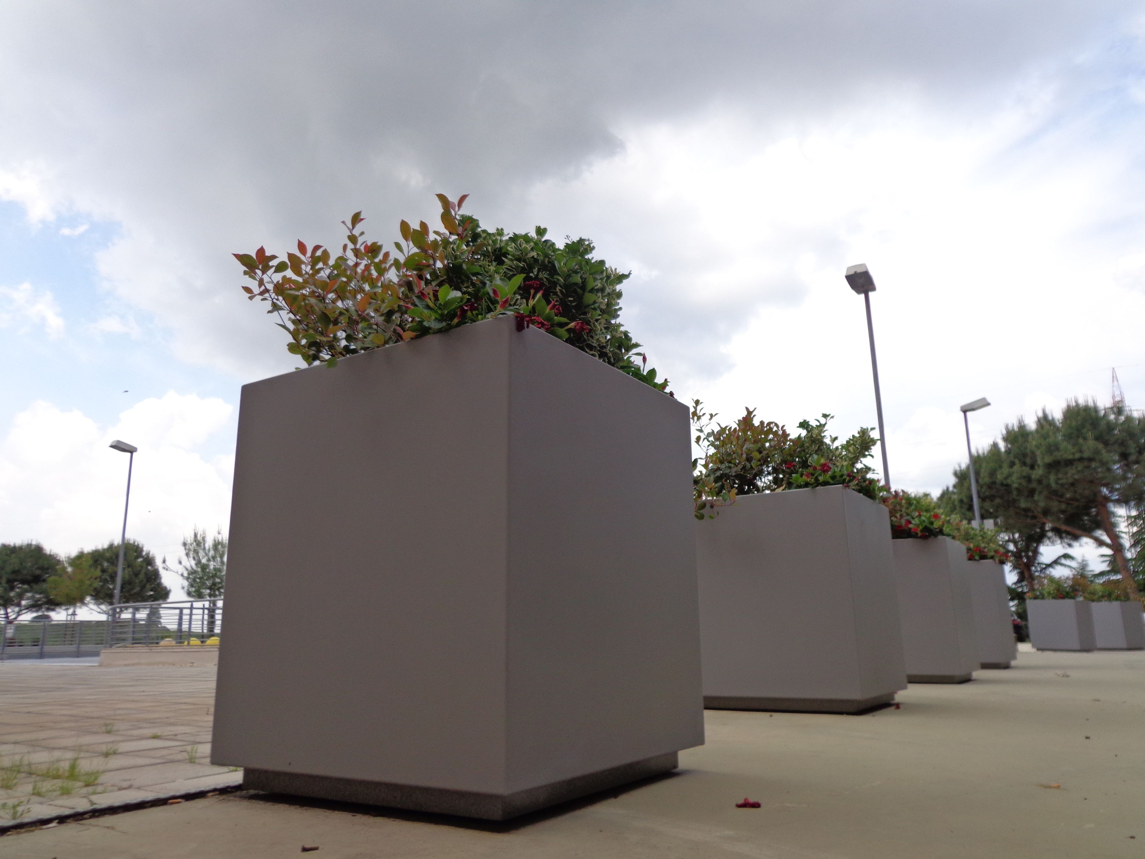 Квадратный плантатор из оцинкованного листа Viscio Urban Design FIORIERA ANTITERRORISMO ARCH-00086632 - Вид №1