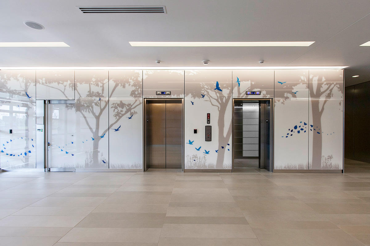 FSRT674 Система облицовки стен Levele панелями лайтпланов; Вставки из вивихромового хромового стекла с белой прослойкой и опалексной отделкой показаны с подсветкой в ​​здании Brandywine, Уилмингтон, Делавэр Forms-surfaces  - Вид №16