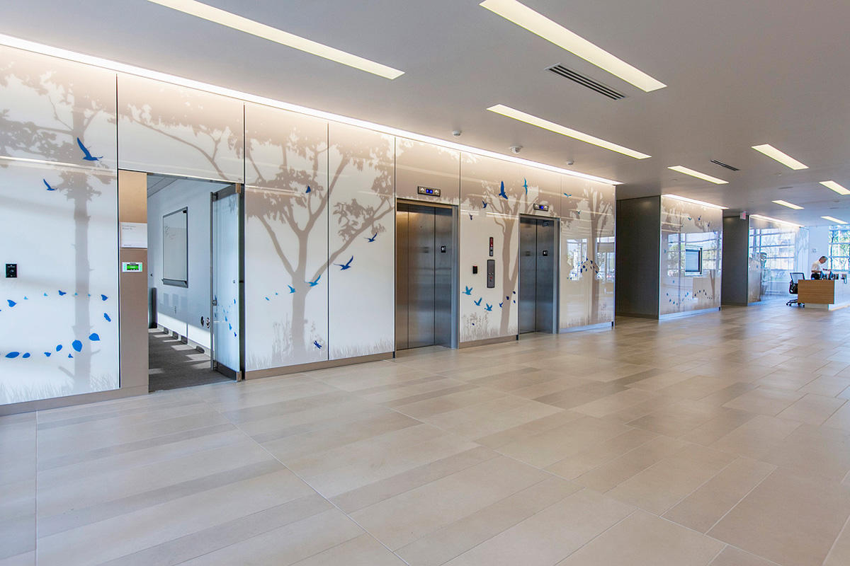 FSRT662 Система облицовки стен Levele с минимальным количеством панелей; вставки из стекла vivichrome chromis с прослойкой зеркального тумана и отделкой opalex, нержавеющей стали с отделкой seastone и рисунком dallas и фанерой из американского вишневого д Forms-surfaces  - Вид №17