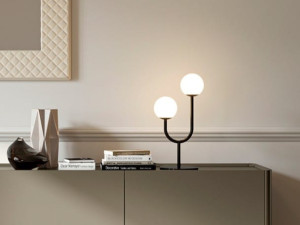 Металлическая настольная лампа