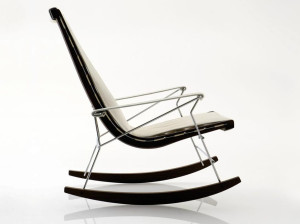 Кожаное кресло-качалка с подлокотниками