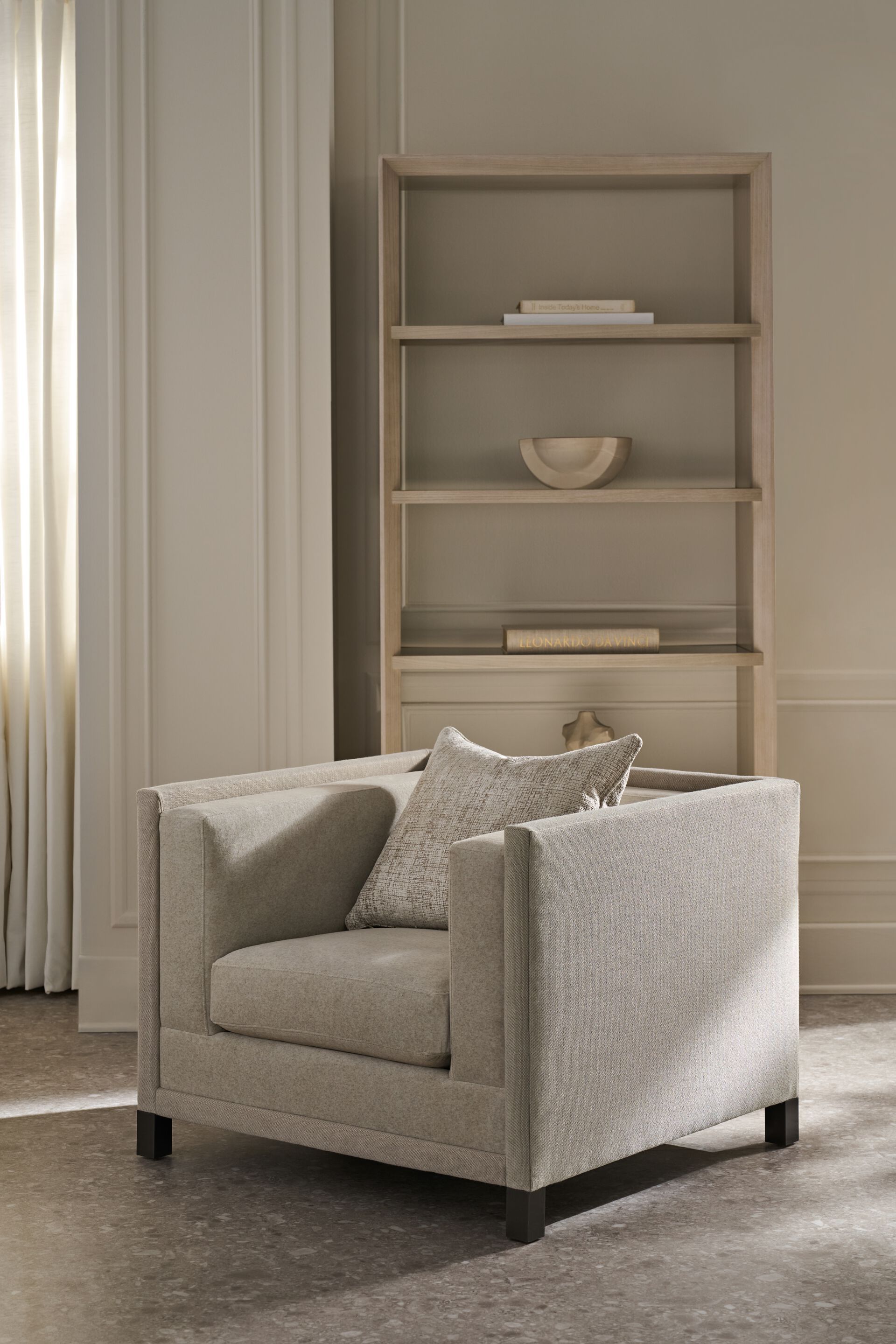 Тканевое кресло с подлокотниками Caracole смокинг ARCH-00001209 - Вид №1