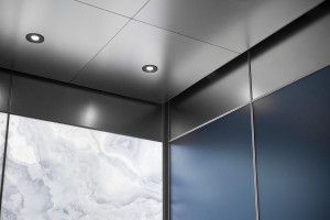 FSRT774 Потолок лифта из нержавеющей стали с отделкой каймой показан в интерьере лифта levele-106 с панелями лайтплана из стекла vivistone pearl оникс, отделка pearlex + и стекла vivichrome chromis с сланцево-синей прослойкой и отделкой pearlex + по адрес Forms-surfaces 