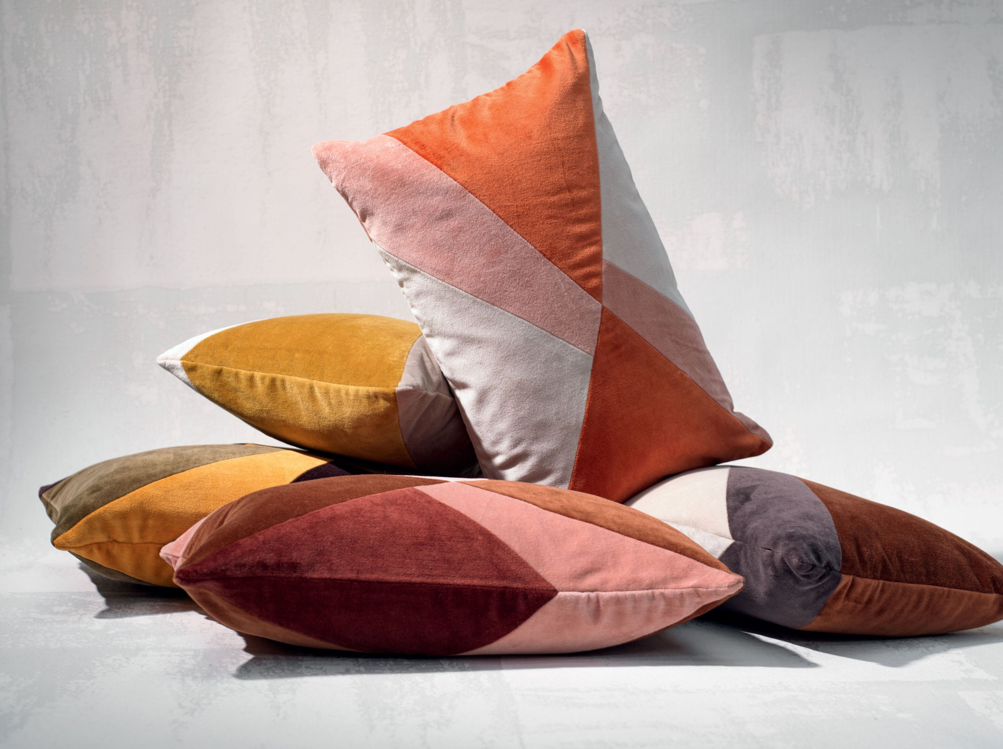 Бархатная подушка с геометрическим рисунком Élitis CLIO ARCH-00143022 - Вид №2