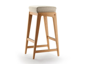 Высокий мягкий стул с подставкой для ног