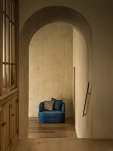 Тканевое кресло с подлокотниками