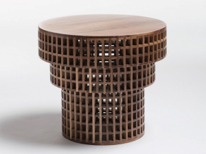 Круглый журнальный столик из грецкого ореха