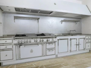 Officine Gullo Линейная профессиональная кухня на заказ из стали