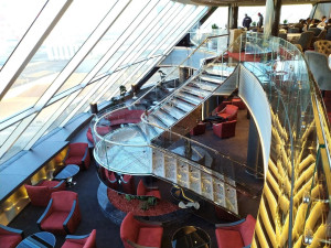 Лестница из металла и стекла