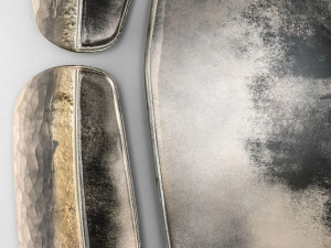 Деревянное и стеклянное настенное зеркало