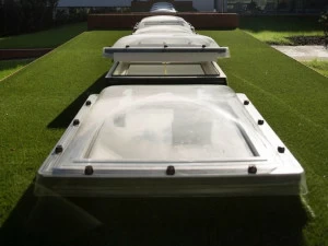 Fakro Неоткрывающееся мансардное окно Finestra per tetti piatti tipo c