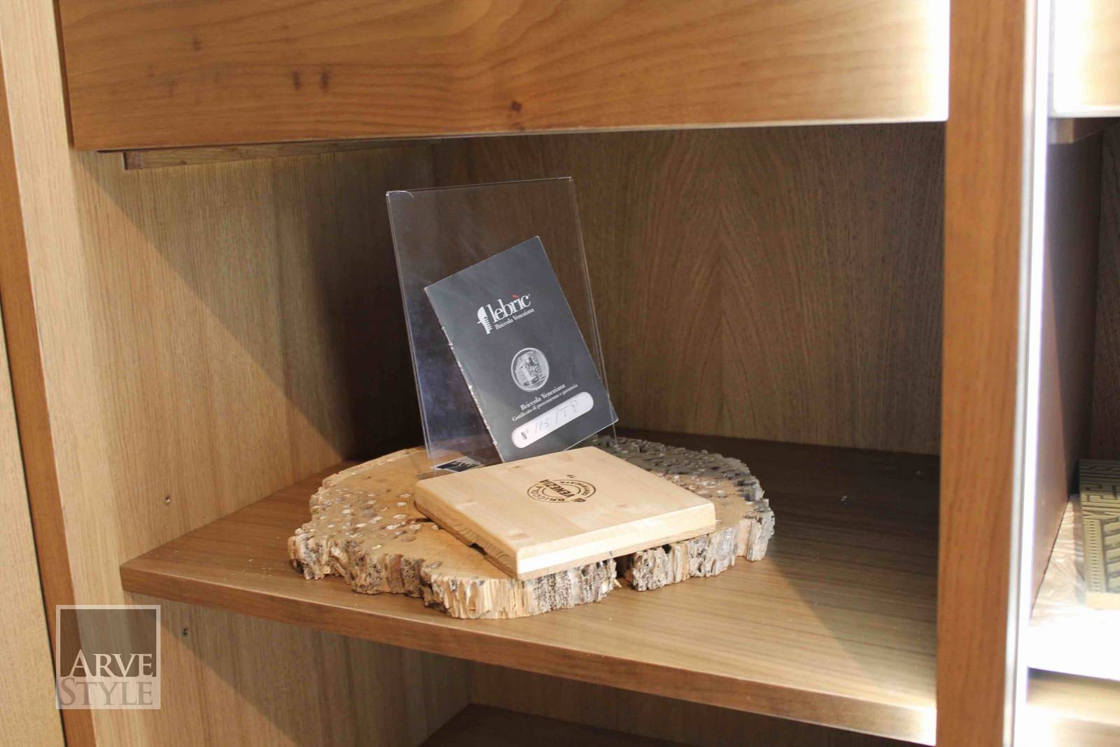 Витрина из дерева и стекла Arvestyle паркет ARCH-00001892 - Вид №3