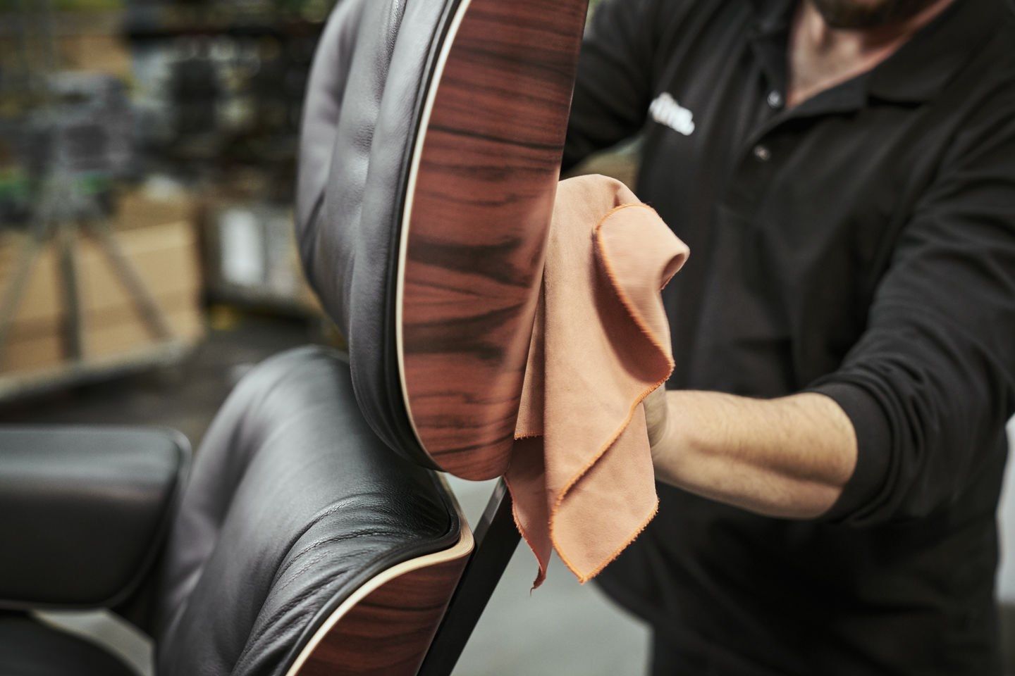 Кожаное вращающееся кресло с подлокотниками VITRA Eames Lounge Chair ARCH-00109556 - Вид №15