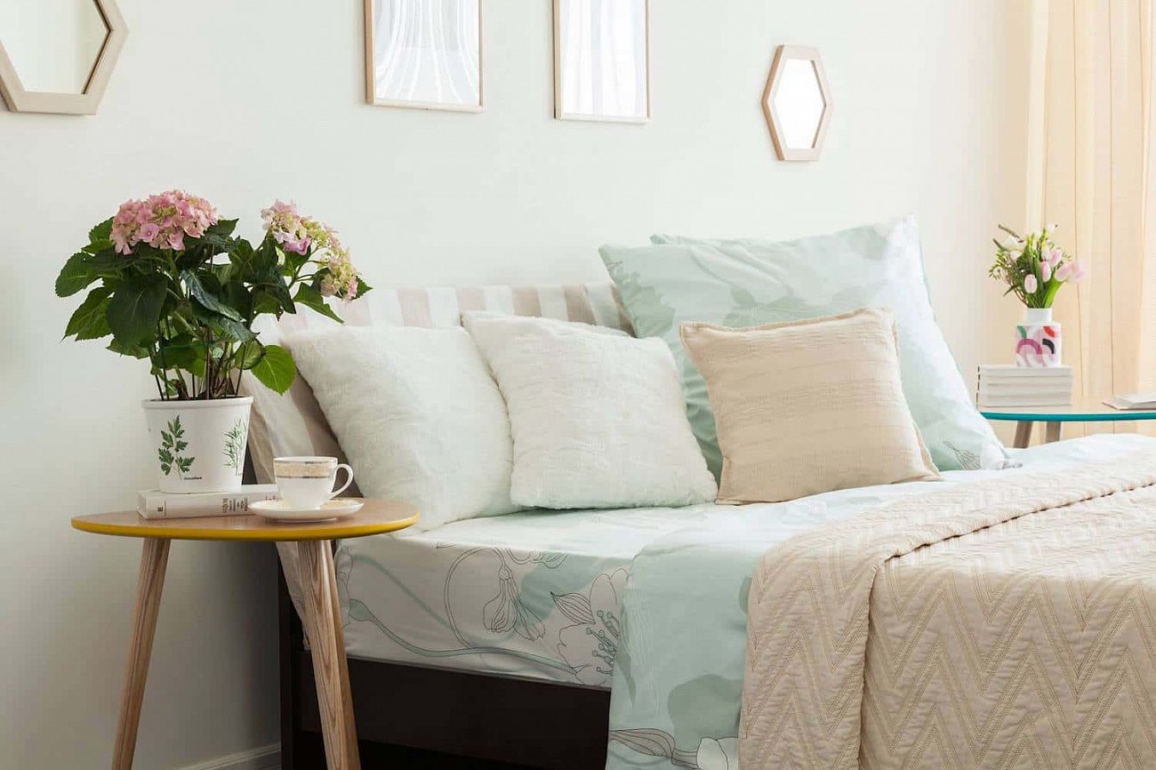 Кофейный столик с деревянными ножками и бирюзовым кантом "Капля" WOODI  00-3966507 Беленый дуб;бежевый;голубой  - Вид №3