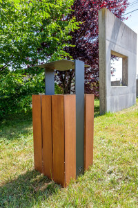 Деревянная стойка для мусора с крышкой