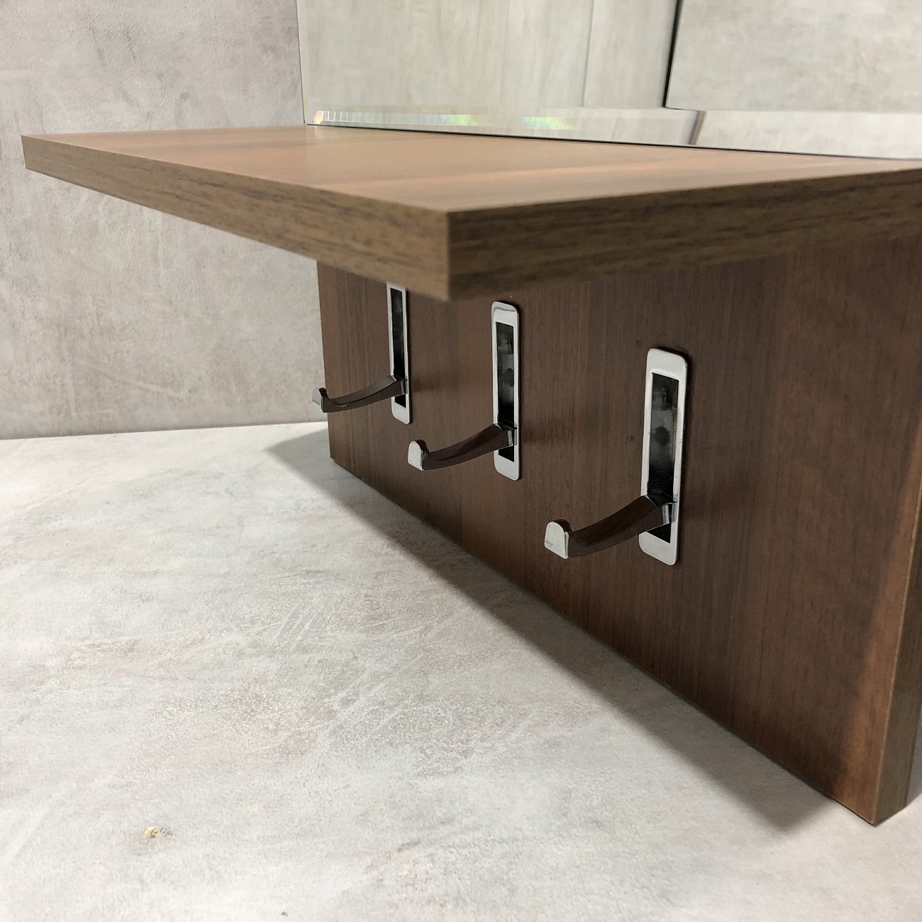 Зеркало настенное узкое с полкой и крючками коричневое "Сэнди-1" GRAUM ДИЗАЙНЕРСКИЕ 304098 Коричневый  - Вид №3