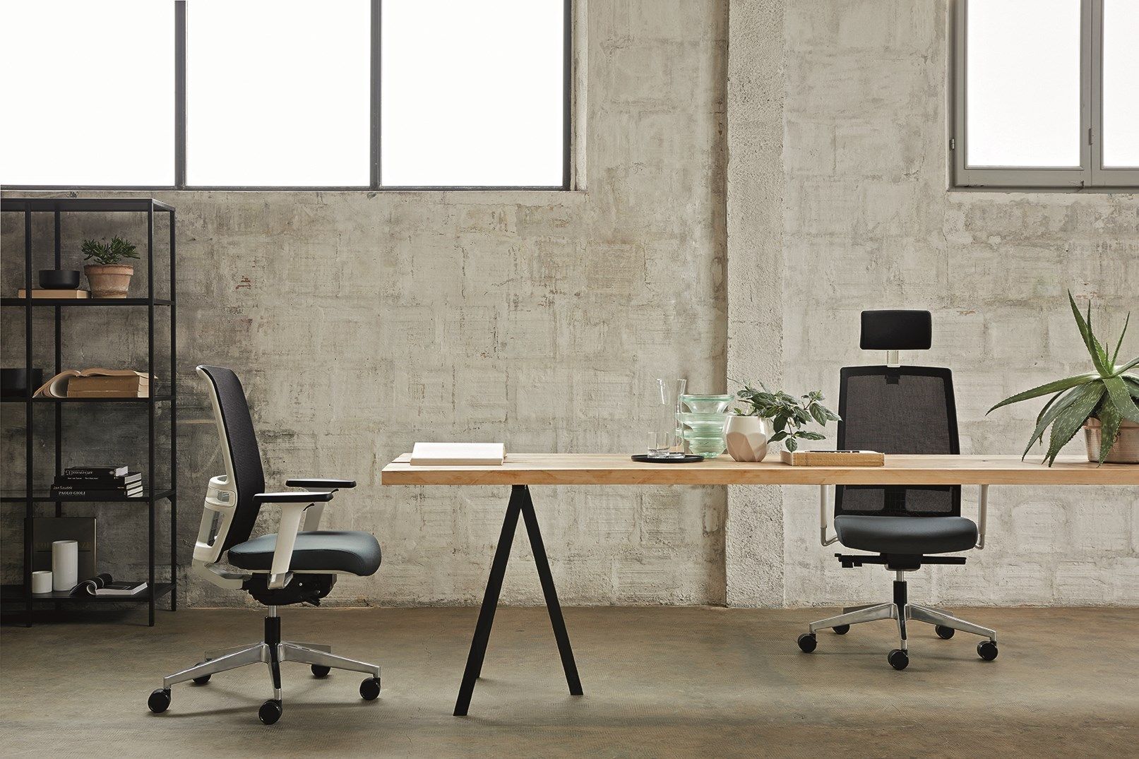 Мягкое регулируемое по высоте офисное кресло с подголовником Nahu Omnia White ARCH-00126372 - Вид №1