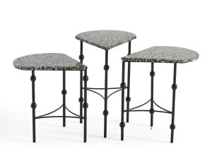 Высокий металлический журнальный столик с переработанной пластиковой столешницей