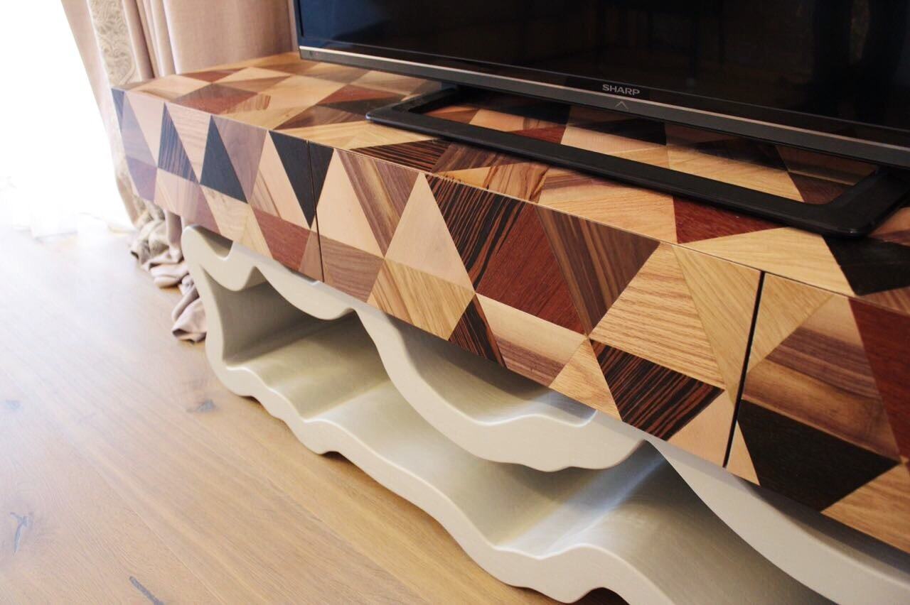 Тумба под телевизор дизайнерская орех, изножье зеленое с текстурой "Эклер" от Odingeniy ODINGENIY  178415 Зеленый;коричневый  - Вид №11