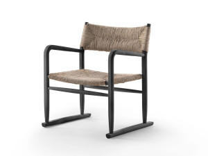 Кресло из массива дерева с подлокотниками