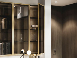 Двустворчатый навесной шкаф со стеклянной дверью