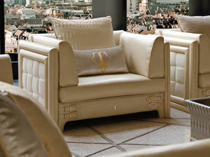 Кожаное кресло с подлокотниками