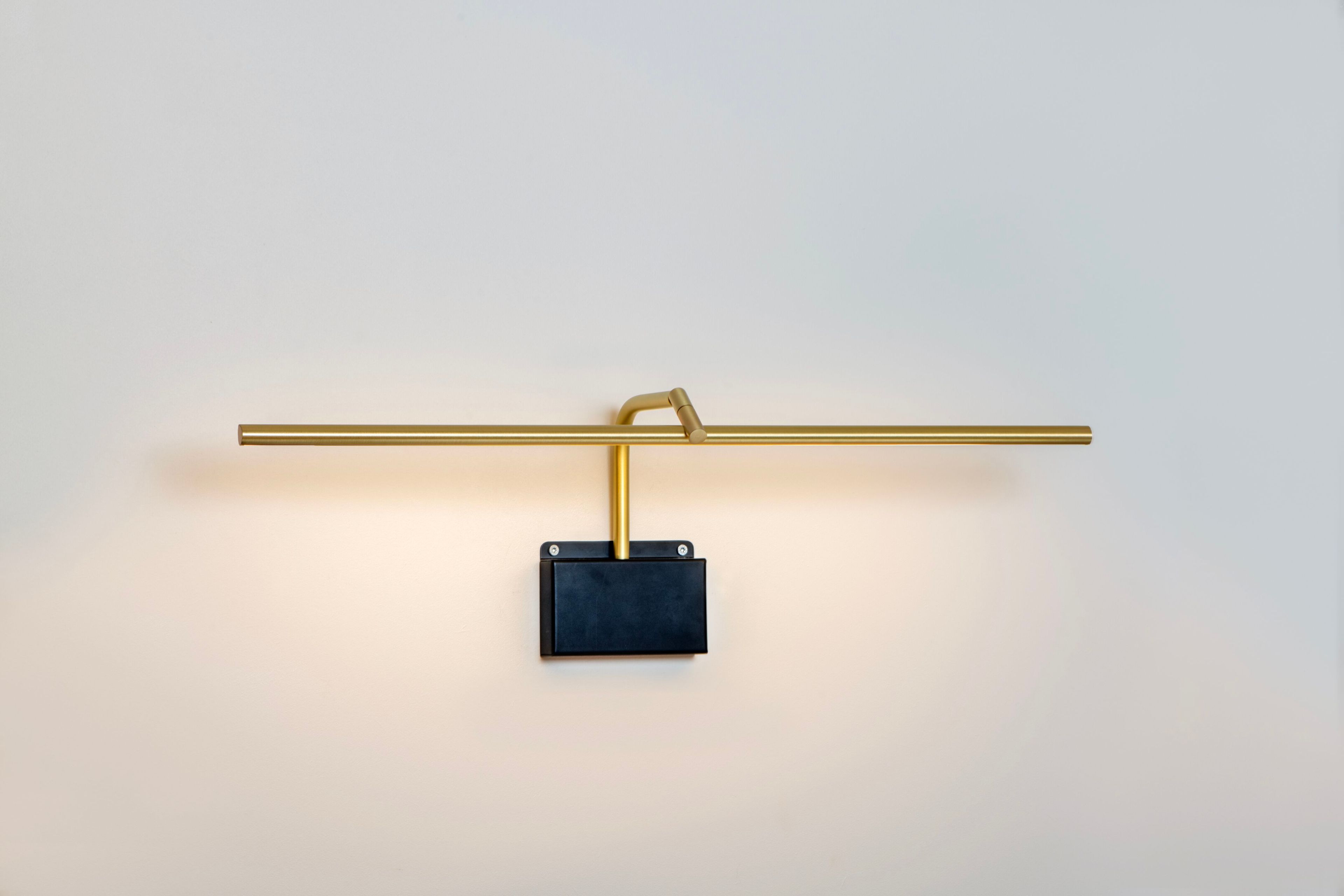 Латунный светодиодный настенный светильник для картин CVL Luminaires Airy ARCH-00034573 - Вид №16