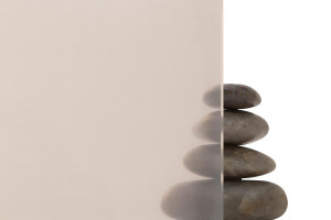 FSRT269 Стекло Vivichrome chromis показано в конфигурации просмотра с прослойкой серо-коричневого цвета и стандартной отделкой Forms-surfaces